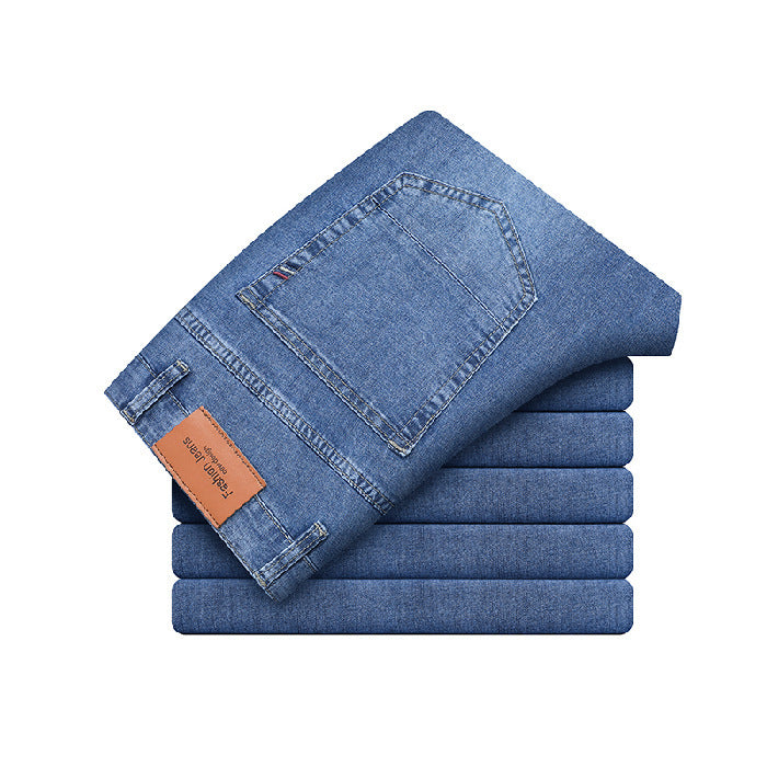 Jeans blu piegati, tasca posteriore visibile, etichetta in pelle marrone. Moda casual, abbigliamento denim, stile classico.