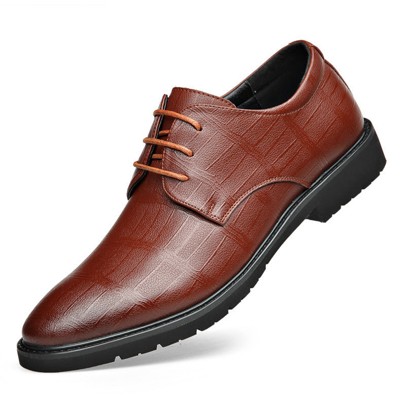 Scarpa elegante da uomo in pelle marrone con lacci, suola nera antiscivolo. Design classico, ideale per abbigliamento formale e occasioni speciali.