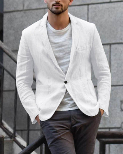 Uomo con giacca bianca elegante e maglietta casual, appoggiato a una ringhiera. Moda maschile urbana, stile contemporaneo.