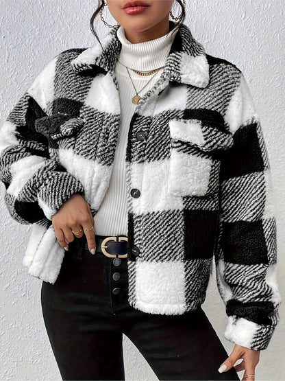 Giacca a quadri bianco e nero in pile, indossata su dolcevita bianco. Moda autunno inverno, stile casual chic, dettagli con bottoni e cintura nera.