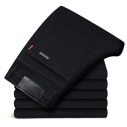 Jeans neri piegati su una pila, tasca posteriore visibile, etichetta in pelle. Moda uomo, abbigliamento casual, pantaloni denim eleganti.