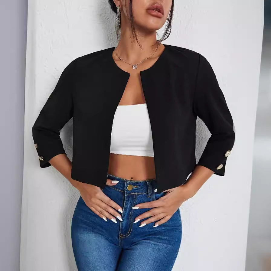 Donna con giacca nera elegante, top bianco e jeans aderenti. Moda femminile casual chic, abbigliamento trendy per uscite serali o eventi informali.