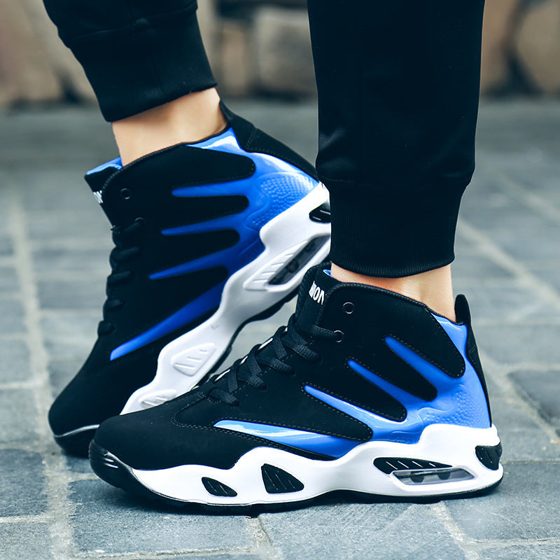 Scarpe da ginnastica alte nere e blu su pavimento in pietra, design moderno e sportivo, ideali per attività fisica e moda urbana.