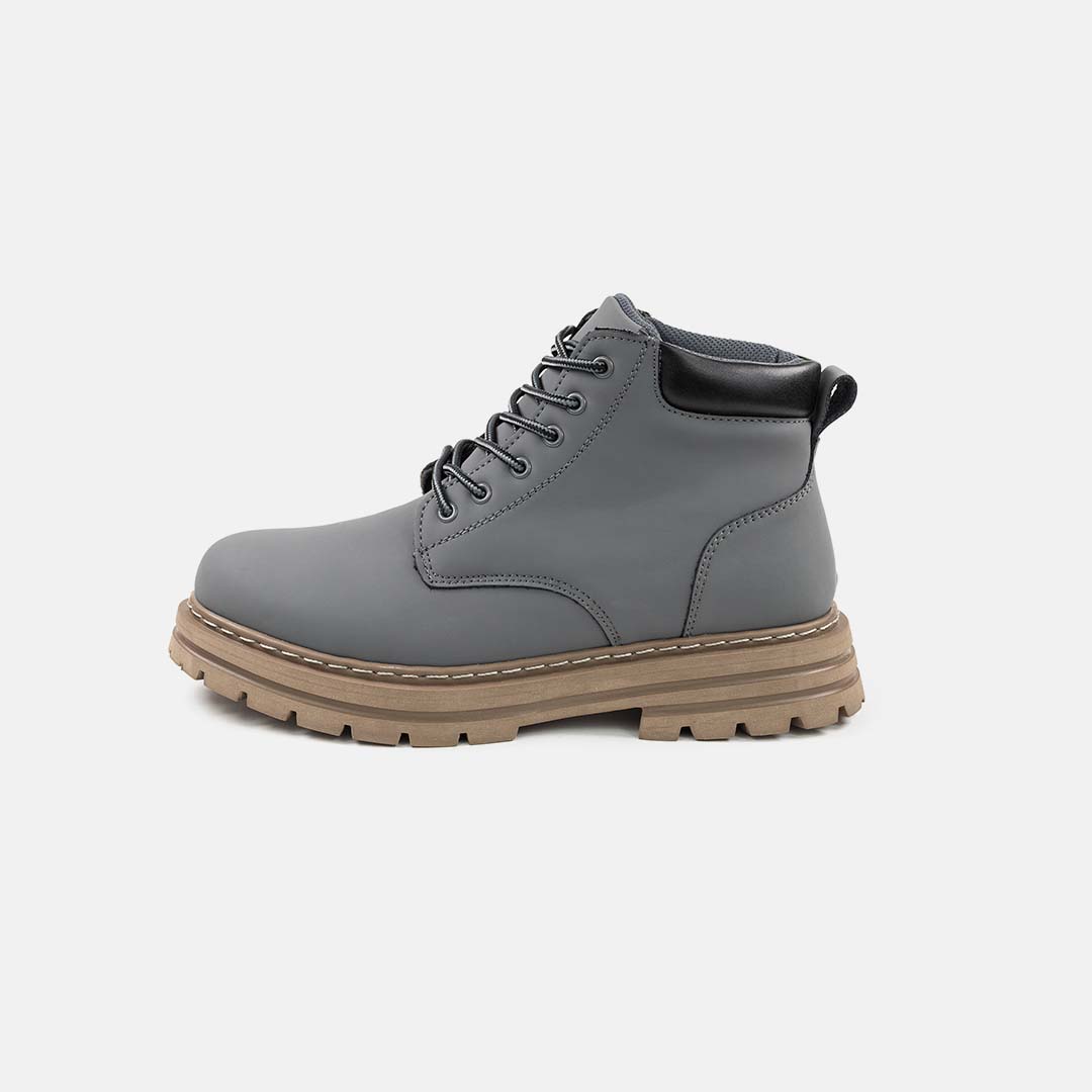 Scarponcino grigio da uomo con suola in gomma beige, lacci neri e dettagli in pelle nera. Calzatura robusta e alla moda per l'inverno.