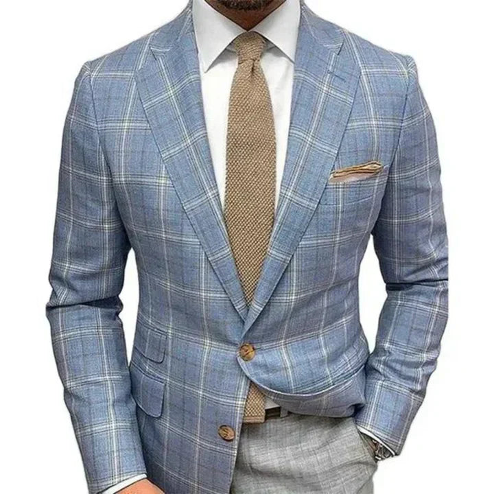 Giacca uomo elegante a quadri blu, camicia bianca, cravatta beige, fazzoletto da taschino coordinato. Moda maschile, abbigliamento formale.