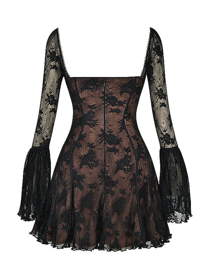 Abito corto in pizzo nero con maniche lunghe svasate, design floreale, scollo quadrato. Elegante vestito da sera, moda donna.