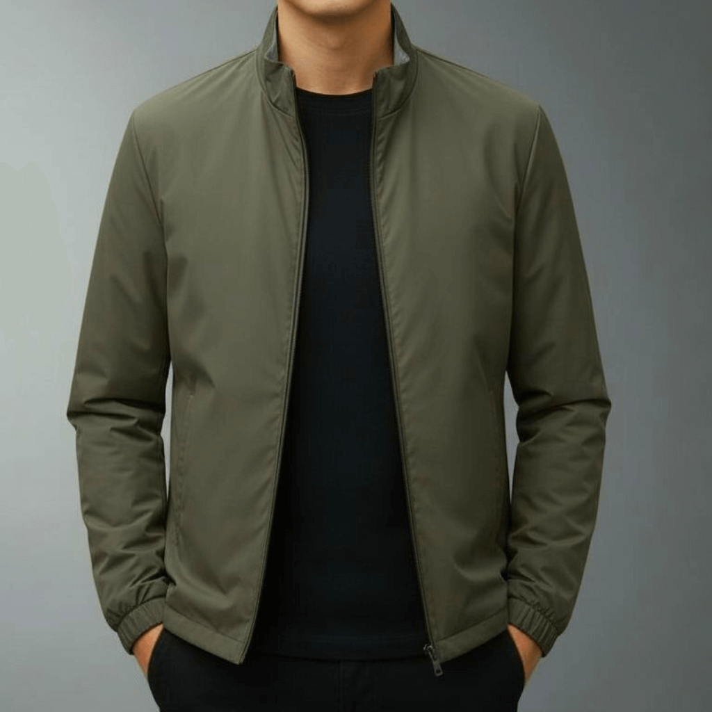 Giacca verde oliva da uomo, stile casual, con zip frontale e colletto rialzato. Perfetta per moda autunnale e look urbano elegante.