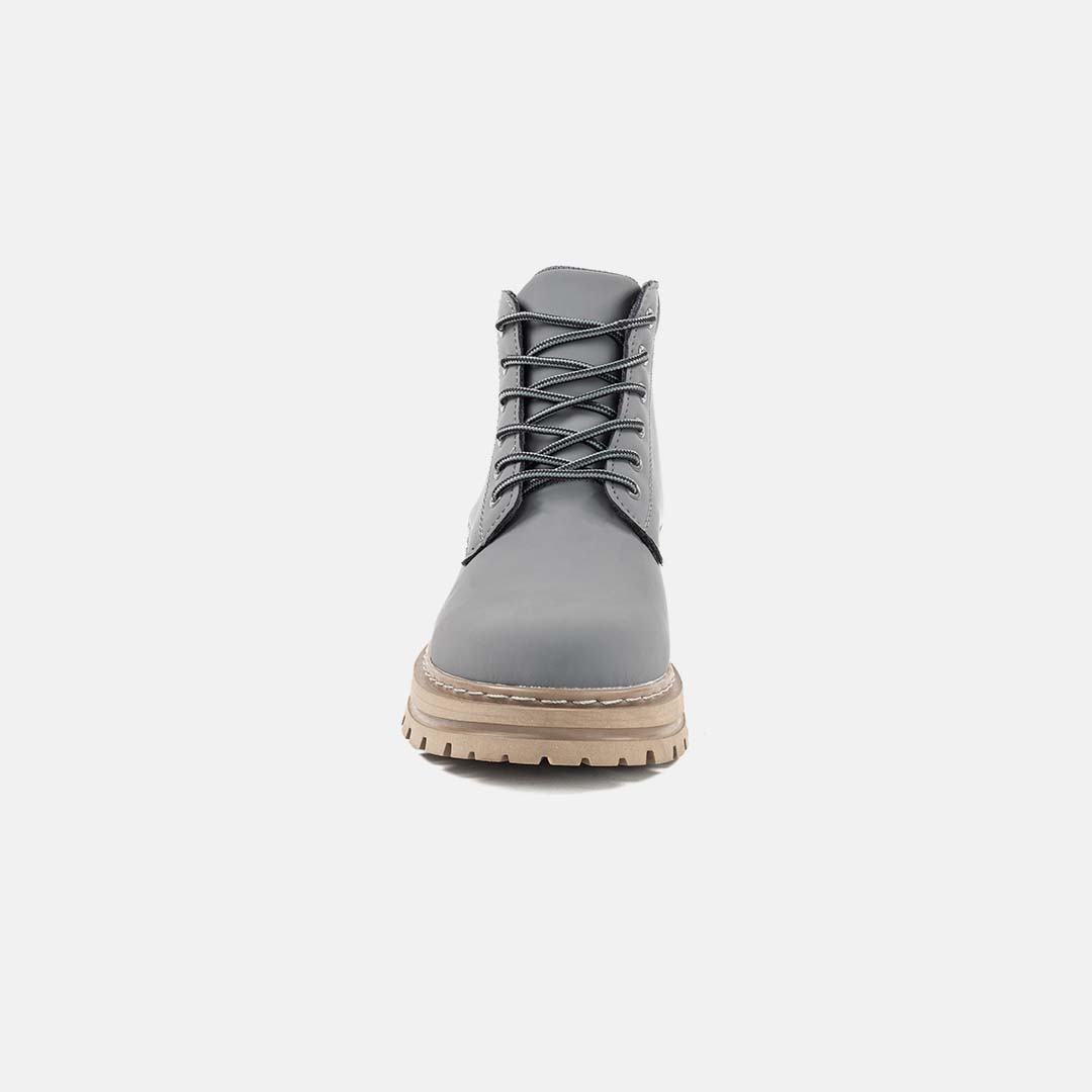 Scarponcino grigio da uomo con suola in gomma beige, lacci neri, design robusto. Calzatura invernale, moda maschile, stile casual.