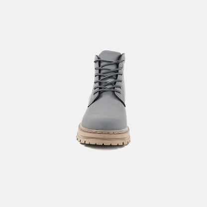 Scarponcino grigio da uomo con suola in gomma beige, lacci neri, design robusto. Calzatura invernale, moda maschile, stile casual.
