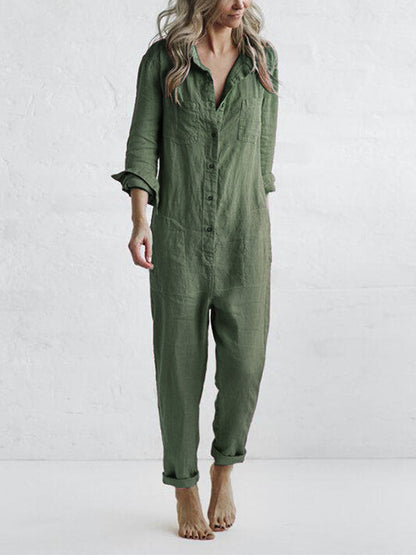 Tuta verde oliva in lino, maniche lunghe, bottoni frontali, tasche, stile casual, donna, moda sostenibile, abbigliamento comodo ed elegante.