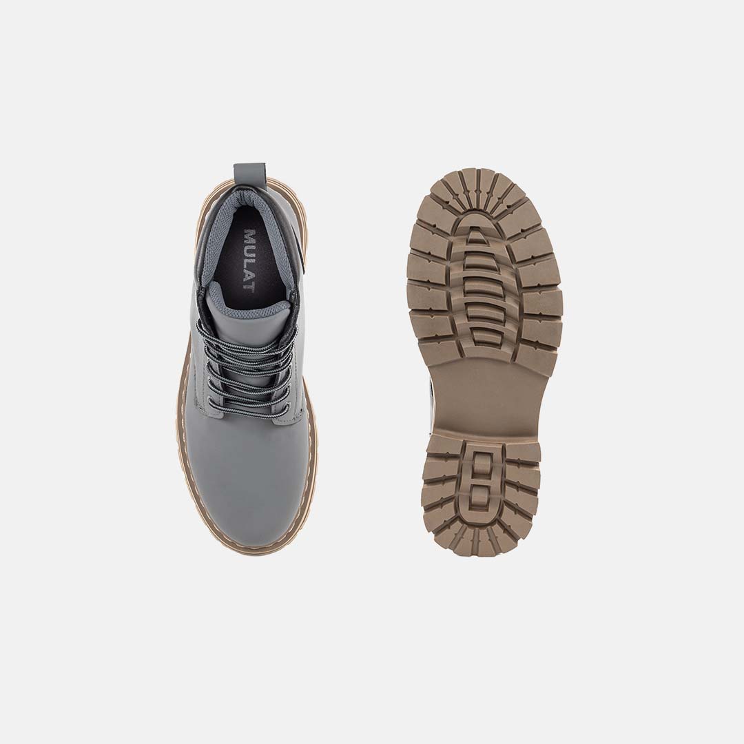 Scarpe da trekking grigie con suola antiscivolo marrone, vista dall'alto e dal basso. Design robusto, ideale per escursioni e attività outdoor.