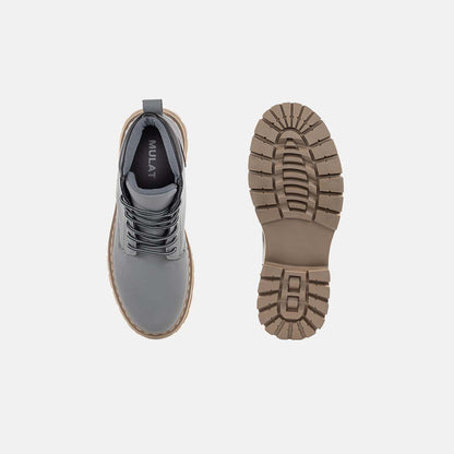 Scarpe da trekking grigie con suola antiscivolo marrone, vista dall'alto e dal basso. Design robusto, ideale per escursioni e attività outdoor.