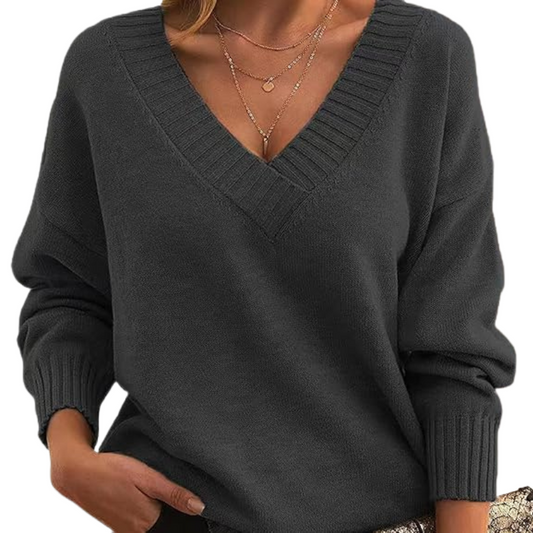 Maglione donna grigio scuro con scollo a V, maniche lunghe, indossato con collane sottili. Stile casual elegante, moda autunno inverno.