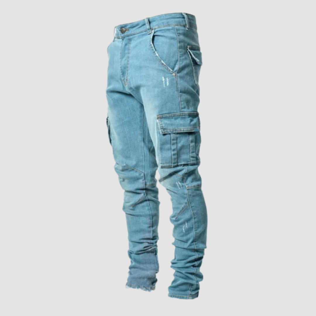Jeans cargo uomo azzurri, stile casual, con tasche laterali e dettagli strappati. Ideali per moda urbana e look rilassato.