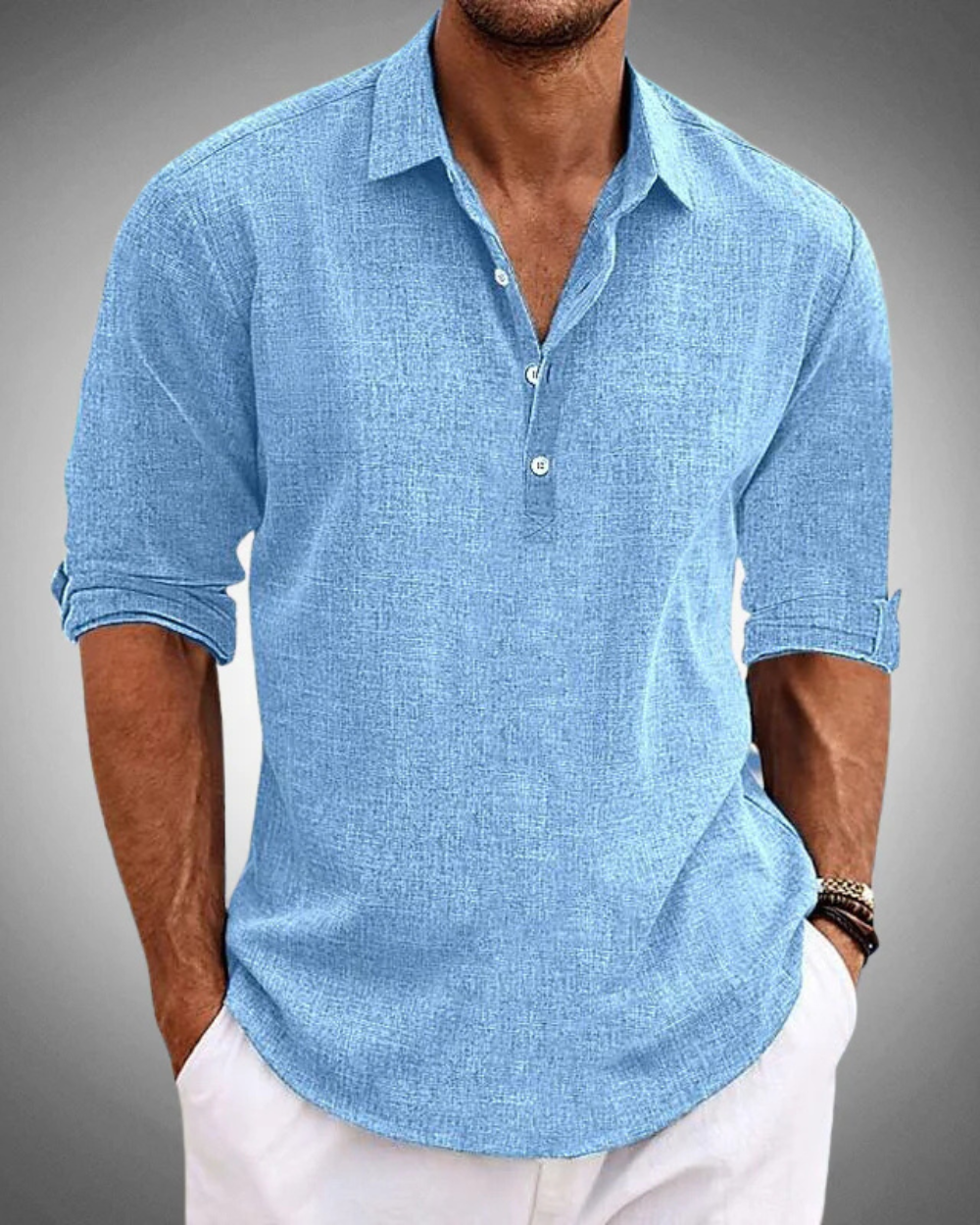 Camicia uomo in lino azzurro, maniche lunghe arrotolate, stile casual elegante, perfetta per look estivi e primaverili.