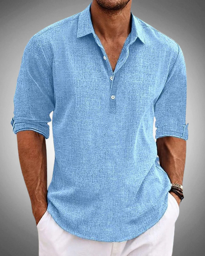 Camicia uomo in lino azzurro, maniche lunghe arrotolate, stile casual elegante, perfetta per look estivi e primaverili.