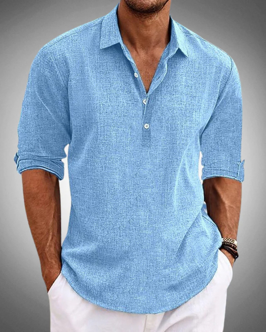 Camicia uomo in lino azzurro, maniche lunghe arrotolate, stile casual elegante, perfetta per look estivi e primaverili.