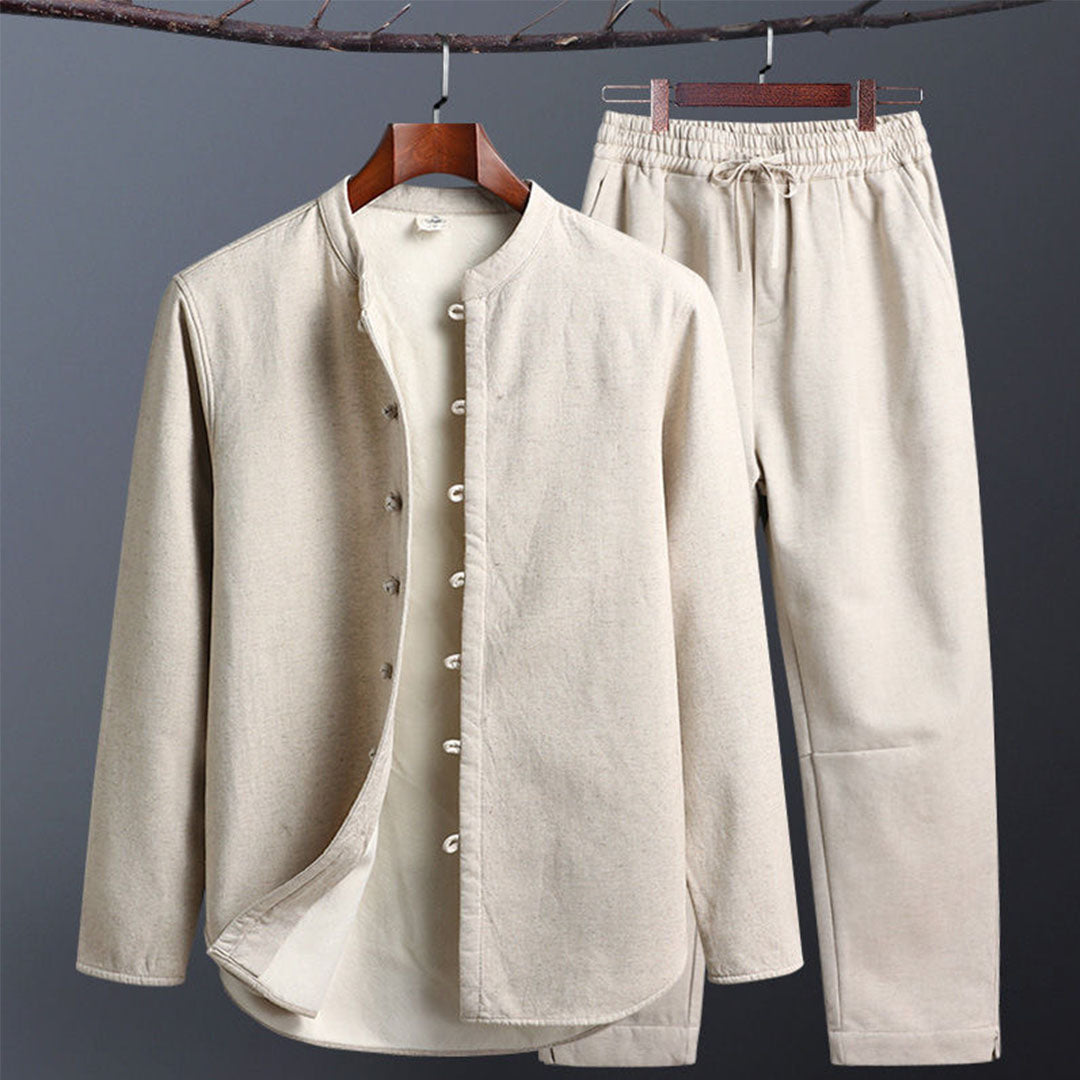 Completo uomo beige in cotone, camicia con colletto alla coreana e pantaloni con elastico in vita. Abbigliamento casual elegante.