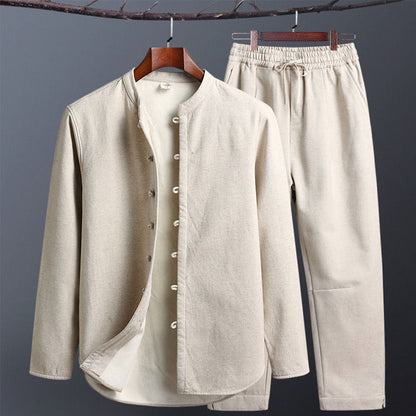 Completo uomo beige in cotone, camicia con colletto alla coreana e pantaloni con elastico in vita. Abbigliamento casual elegante.