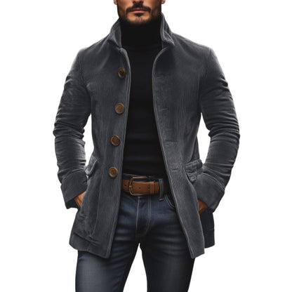 Giacca uomo in velluto grigio con bottoni marroni, indossata su dolcevita nero e jeans. Moda autunno inverno, abbigliamento elegante casual.