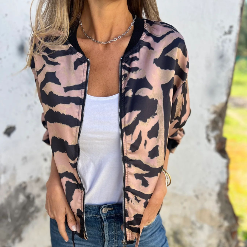 Giacca bomber donna con stampa animalier, indossata su top bianco e jeans. Moda casual femminile, stile urbano trendy.