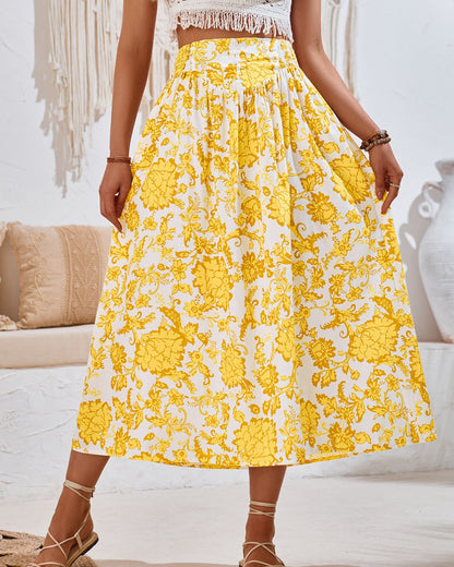 Gonna lunga estiva a fiori gialli su sfondo bianco, indossata da donna. Moda boho chic, abbigliamento estivo, stile casual elegante.