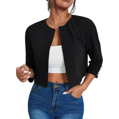 Giacca nera elegante da donna, maniche a tre quarti, abbinata a top bianco e jeans blu. Moda femminile casual chic, abbigliamento trendy.