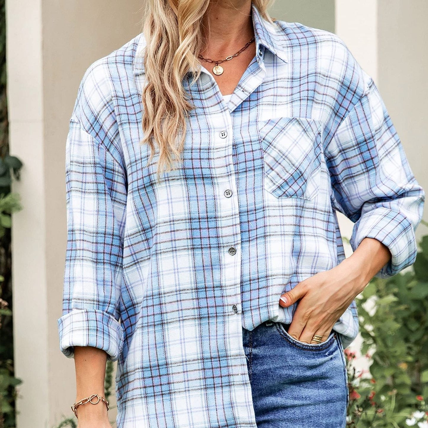 Damebluse med lange ærmer, mellemlang længde, ternet med frontlomme og knaplukning