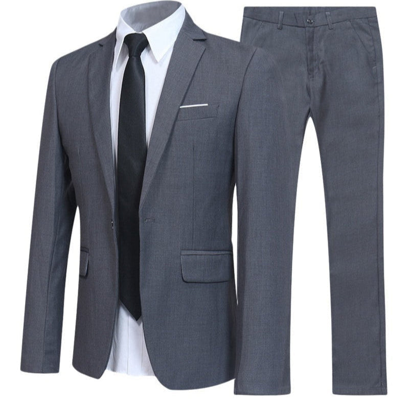 Abito elegante grigio da uomo, giacca e pantaloni coordinati, camicia bianca e cravatta nera. Moda formale, abbigliamento da ufficio.
