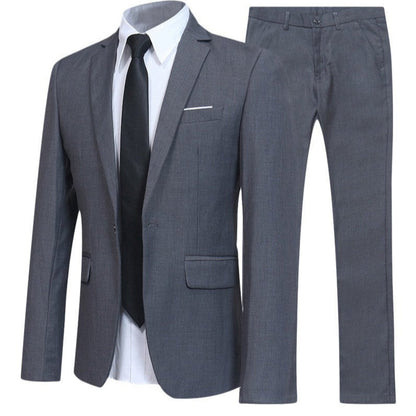 Abito elegante grigio da uomo, giacca e pantaloni coordinati, camicia bianca e cravatta nera. Moda formale, abbigliamento da ufficio.