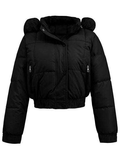 Giacca invernale nera imbottita con cappuccio, chiusura a bottoni, tasche con zip, design corto. Moda donna, abbigliamento caldo, stile casual.