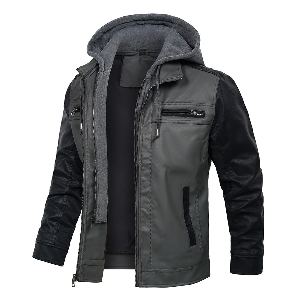 Giacca in pelle nera da uomo con cappuccio grigio, zip frontale, tasche multiple. Moda autunnale, abbigliamento casual, stile urbano.