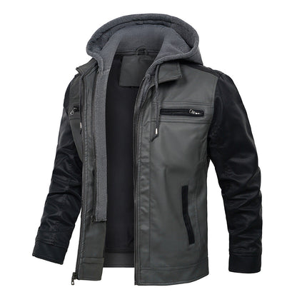 Giacca in pelle nera da uomo con cappuccio grigio, zip frontale, tasche multiple. Moda autunnale, abbigliamento casual, stile urbano.