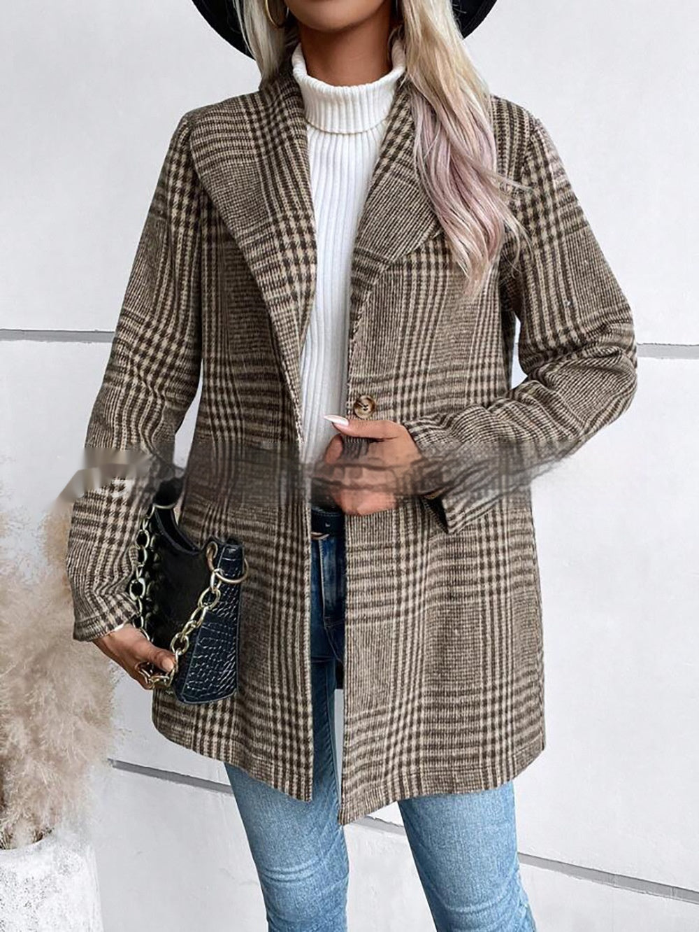 Donna con cappotto a quadri marrone, maglione bianco, jeans e borsa nera. Moda autunnale, stile casual chic, outfit elegante.