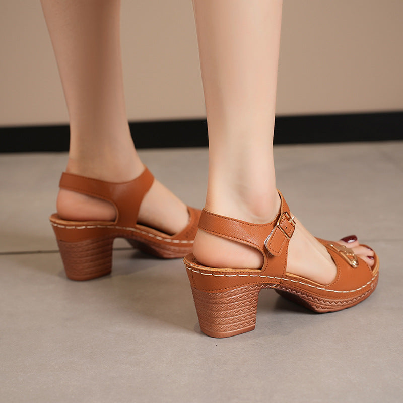 Sandali donna marroni con tacco medio, cinturino regolabile e suola antiscivolo. Scarpe estive eleganti, comode e alla moda.