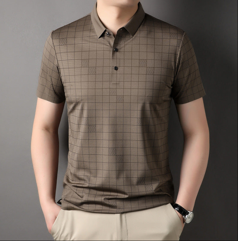 Camicia polo marrone a quadri per uomo, maniche corte, stile casual elegante, perfetta per moda estiva. Indossata con pantaloni chiari.