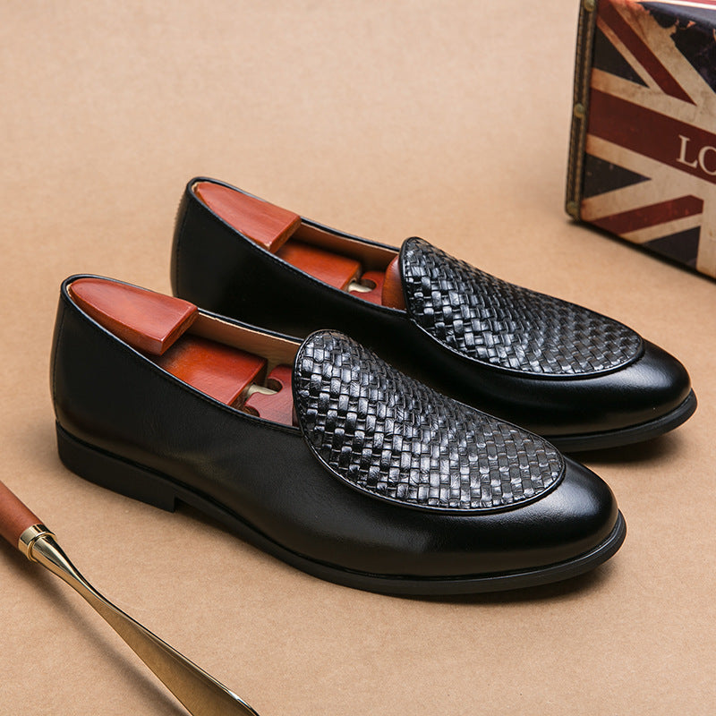 Scarpe eleganti da uomo in pelle nera intrecciata, con tendiscarpe in legno, su sfondo marrone. Scarpe formali di lusso, stile classico.