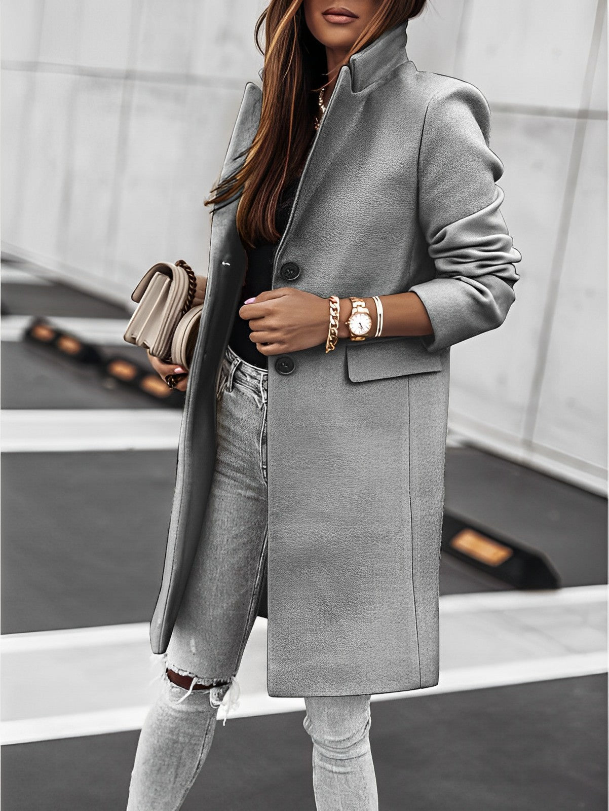 Donna con cappotto grigio elegante, jeans strappati e accessori moda. Look autunnale chic, stile urbano, tendenza moda femminile 2023.