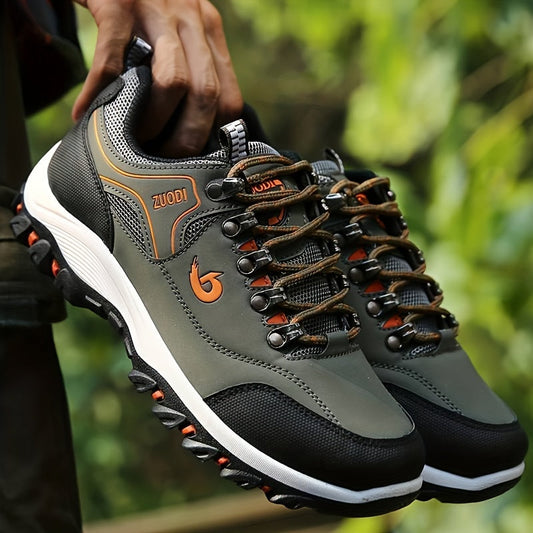 Scarpe da trekking verdi con suola antiscivolo, design robusto e dettagli arancioni, ideali per escursioni all'aperto e avventure in montagna.