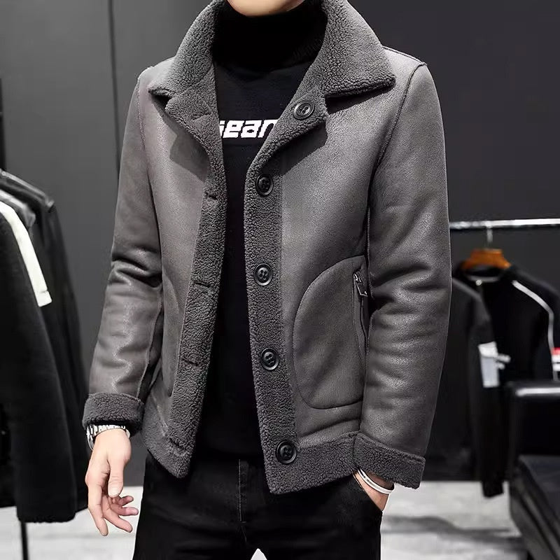 Giacca invernale da uomo in pelle grigia con fodera in pelliccia sintetica, indossata su maglione nero. Moda maschile elegante e calda.