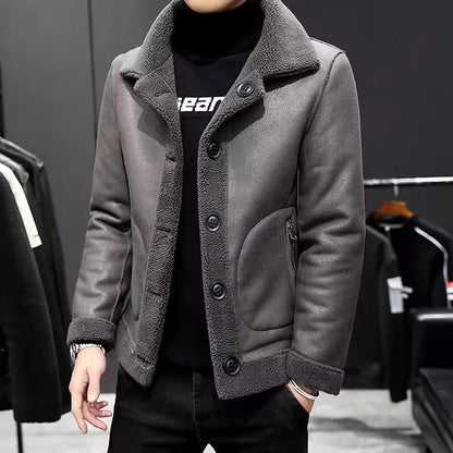 Giacca invernale da uomo in pelle grigia con fodera in pelliccia sintetica, indossata su maglione nero. Moda maschile elegante e calda.