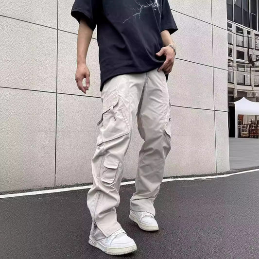 Uomo con pantaloni cargo beige e scarpe da ginnastica bianche su sfondo urbano. Moda streetwear, abbigliamento casual maschile.