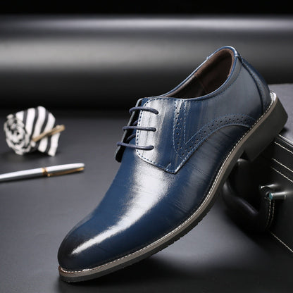 Scarpa elegante da uomo in pelle blu lucida con lacci, su sfondo nero. Design classico, ideale per abbigliamento formale e occasioni speciali.