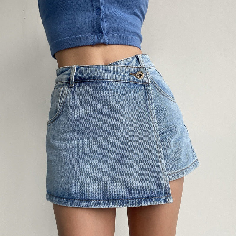 Gonna di jeans corta a portafoglio, abbinata a un top blu. Moda casual estiva, stile denim, abbigliamento femminile trendy.