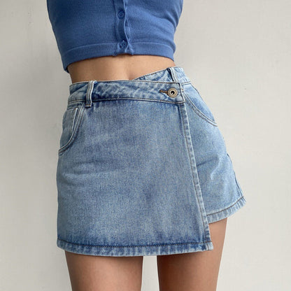 Gonna di jeans corta a portafoglio, abbinata a un top blu. Moda casual estiva, stile denim, abbigliamento femminile trendy.