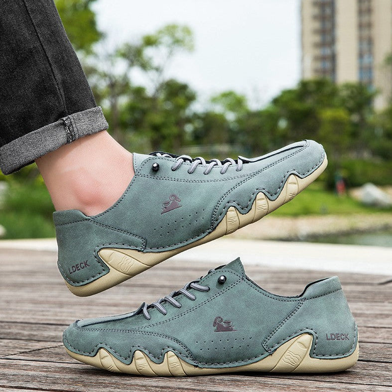 Scarpe casual da uomo in pelle verde, design moderno con suola antiscivolo beige, indossate all'aperto su sfondo urbano. Scarpe eleganti e comode.