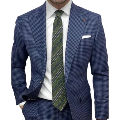 Abito uomo elegante blu a quadri, cravatta verde a righe, camicia bianca. Moda maschile, abbigliamento formale, stile business.