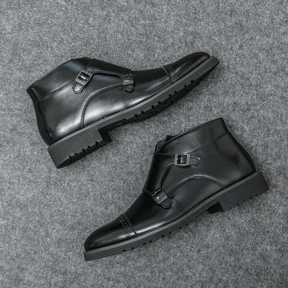Scarpe uomo in pelle nera con doppia fibbia, suola robusta, eleganti e moderne, su sfondo grigio. Calzature moda autunno inverno.