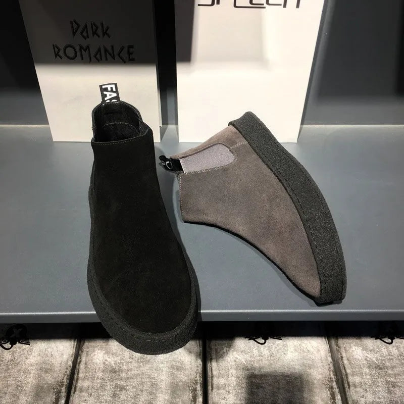 Stivaletti in pelle scamosciata nera e grigia su scaffale, design moderno, moda autunno-inverno, calzature eleganti uomo, tendenza 2023.