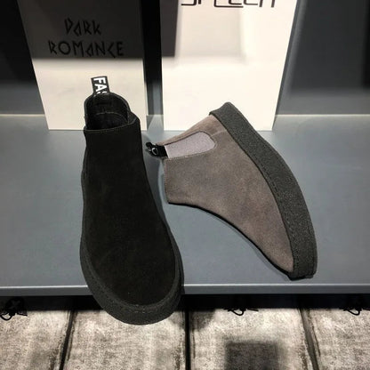 Stivaletti in pelle scamosciata nera e grigia su scaffale, design moderno, moda autunno-inverno, calzature eleganti uomo, tendenza 2023.